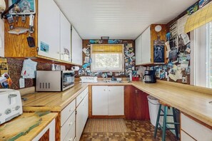 Frigorífico, microondas, cafetera o tetera y tostadora