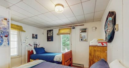 Dog-friendly, guest house on Lake Champlain, views, lakefront, bbq, deck, wifi