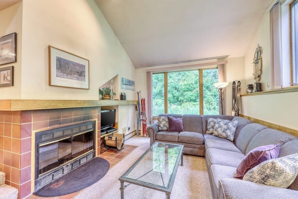 Resort Townhome With On-site Pool, Hot Tub & Easy Ski Access - Vermont