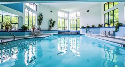 Ski-In/ski-out condo with views, pool, hot tubs, gym & tennis access
