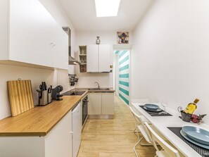 Kühlschrank, Ofen, Kochgeschirr/Geschirr/Besteck
