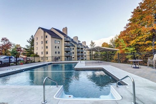 Welcoming condo near the slopes with free WiFi and full kitchen