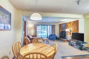 TV, books, stereo - Welcoming condo near the slopes with free WiFi and full kitchen (Killington)