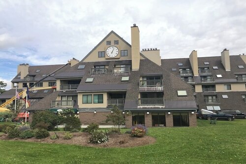 Spacious mountain studio with free WiFi & full kitchen - close to skiing