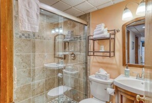 Douche, sèche-cheveux, serviettes fournies