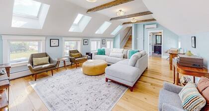 All-season escape in a vintage farmhouse with updated interior & on-site hot tub