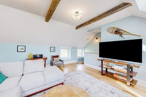 TV, books - All-season escape in a vintage farmhouse with updated interior & on-site hot tub (Waterbury)