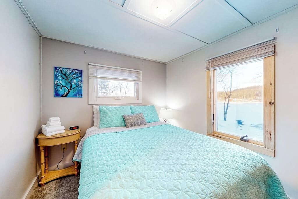 Desk, iron/ironing board, free WiFi, bed sheets