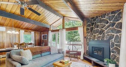 Cozy house in woods w/ gas fireplace, partial a/c, deck, bbq, w/d, wifi, kitchen
