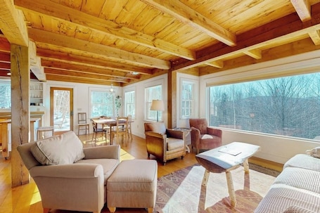 Books. Light-filled retreat in Mad River Valley with internet & deck