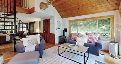 Charming waterfront 2BR house, private beach, waterfall, firepit, wifi, kayak