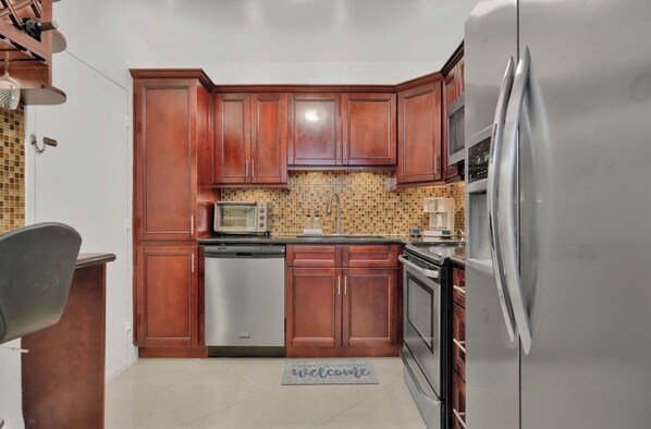 Private kitchen - Cozy 1-bedroom condo with AC in nice Hollywood (Hollywood)