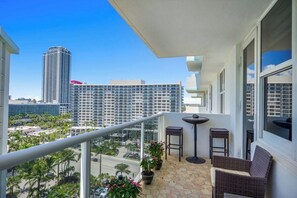 Property grounds - Cozy 1-bedroom condo with AC in nice Hollywood (Hollywood)
