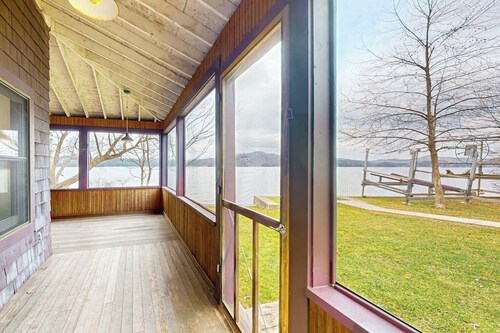 Lakeside house, waterfront views, kayak launch, wrap-around porch, w/d, wifi