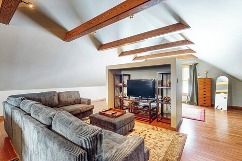 Spacious studio, dog-friendly, close to recreation, central a/c, TV, wifi