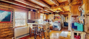 Cozy log cabin & loft, close to recreation, dog-friendly, bbq, balcony, a/c, w/d