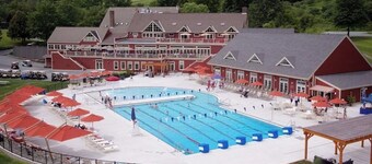 Comfortable condo w/ two fireplaces, balcony, pool, tennis, close to recreation
