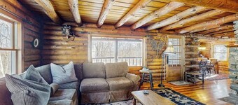 Cozy log cabin close to recreation, dog-friendly, balcony, BBQ, w/d, TVs, kayaks
