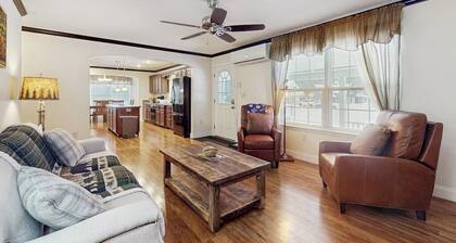 Riverfront, dog-friendly, mountain views, a/c, deck, ski nearby, gas stove, w/d