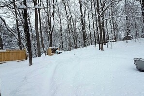 A snowy landscape with bare trees and a wooden fence. - Cozy updated apartment: near skiing, hiking, shops & dining (Waterbury)