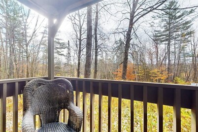 Secluded ski condo near Killington with fast WiFi, shared outdoor pool, & tennis