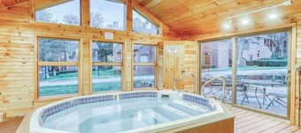 Ski-in/shuttle-out condo w/WiFi, fireplace, balcony, & newly renovated kitchen