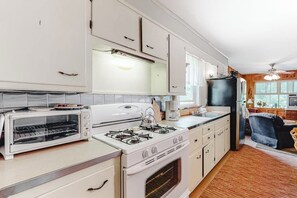 Fridge, microwave, oven, stovetop - Quaint lakefront home with great views & full kitchen (Poultney)