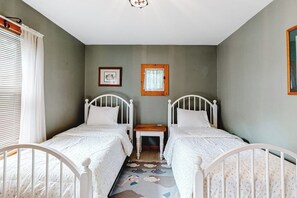 Free WiFi, bed sheets - Quaint lakefront home with great views & full kitchen (Poultney)