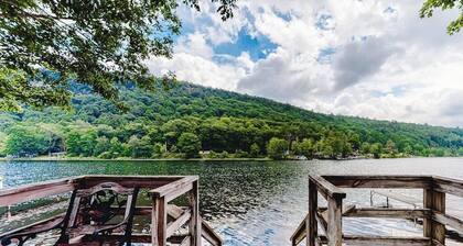 Quaint lakefront home with great views & full kitchen