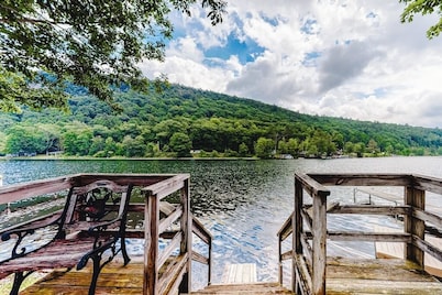 Quaint lakefront home with great views & full kitchen