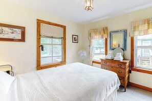 Free WiFi, bed sheets - Quaint lakefront home with great views & full kitchen (Poultney)