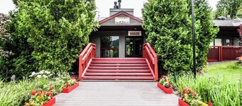 Ski-in/out condo with pool, hot tub, sauna & fast WiFi