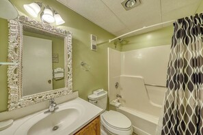 Shower, hair dryer, towels - Resort condo with mountain views, full kitchen, and free WiFi (Killington)