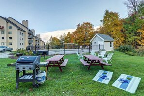 Outdoor dining - Resort condo with mountain views, full kitchen, and free WiFi (Killington)