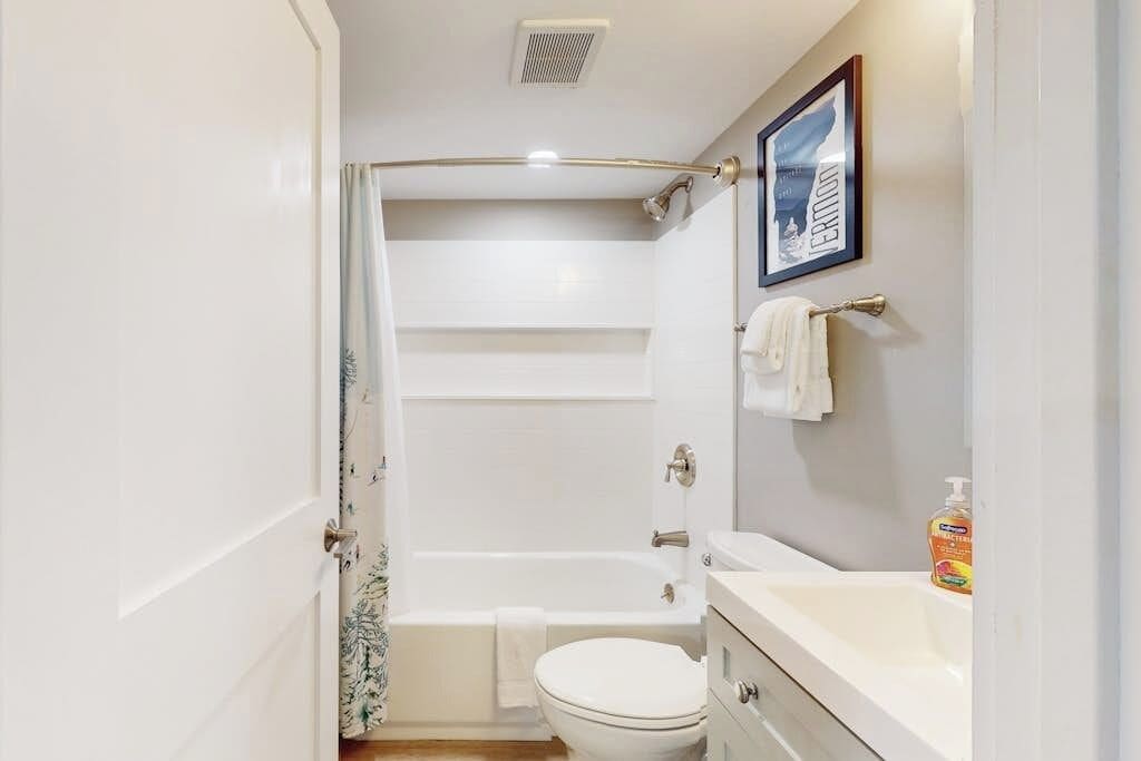Une salle de bain avec une baignoire, des toilettes et un lavabo.