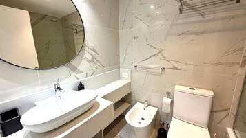 Standard Apartment, Balcony | Bathroom | Free toiletries, hair dryer, towels, shampoo