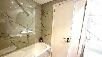 Standard Apartment, Balcony | Bathroom | Free toiletries, hair dryer, towels, shampoo