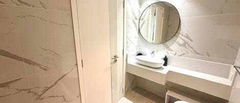 Studio (3D) | Bathroom | Free toiletries, hair dryer, towels, shampoo