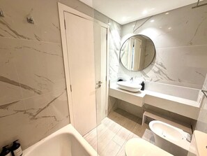 Estudio (3D) | Baño | Artículos de higiene personal gratuitos, secador de pelo y toallas