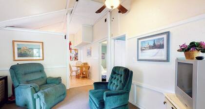 Quaint, friendly cottage with lakefront location & water views