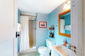 Shower, towels - Quaint, friendly cottage with lakefront location & water views (Poultney)
