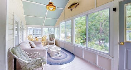 Quaint, friendly cottage with lakefront location & water views
