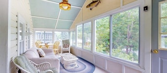 Quaint, friendly cottage with lakefront location & water views