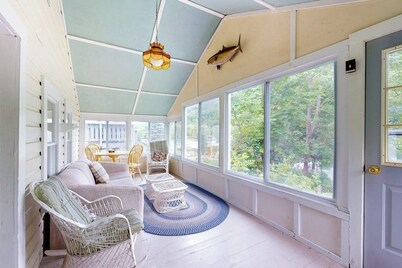 Quaint, friendly cottage with lakefront location & water views