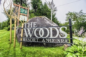 Ein großer Felsen mit der Beschriftung 'The Woods Resort and Spa'.