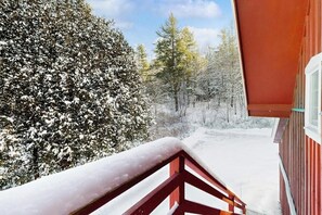 A balcony with a red railing overlooking a snowy landscape with trees. - Comfortable condo w/ mountain & ski views, central a/c, shared patio & BBQ (Waitsfield)