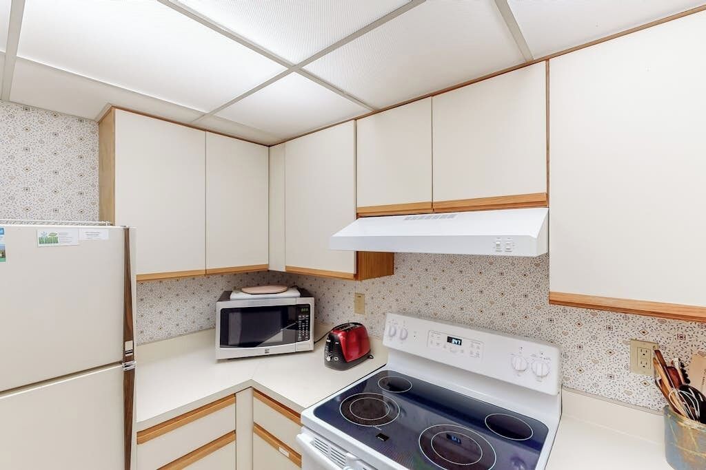 Coffee/tea maker, fridge, microwave, oven