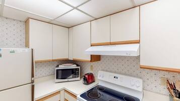Coffee/tea maker, fridge, microwave, oven