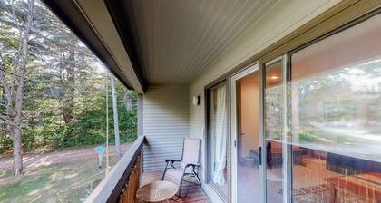 Inviting & secluded condo with a balcony - short hike to Mad River, near skiing