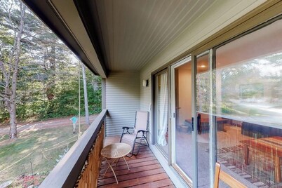 Inviting & secluded condo with a balcony - short hike to Mad River, near skiing